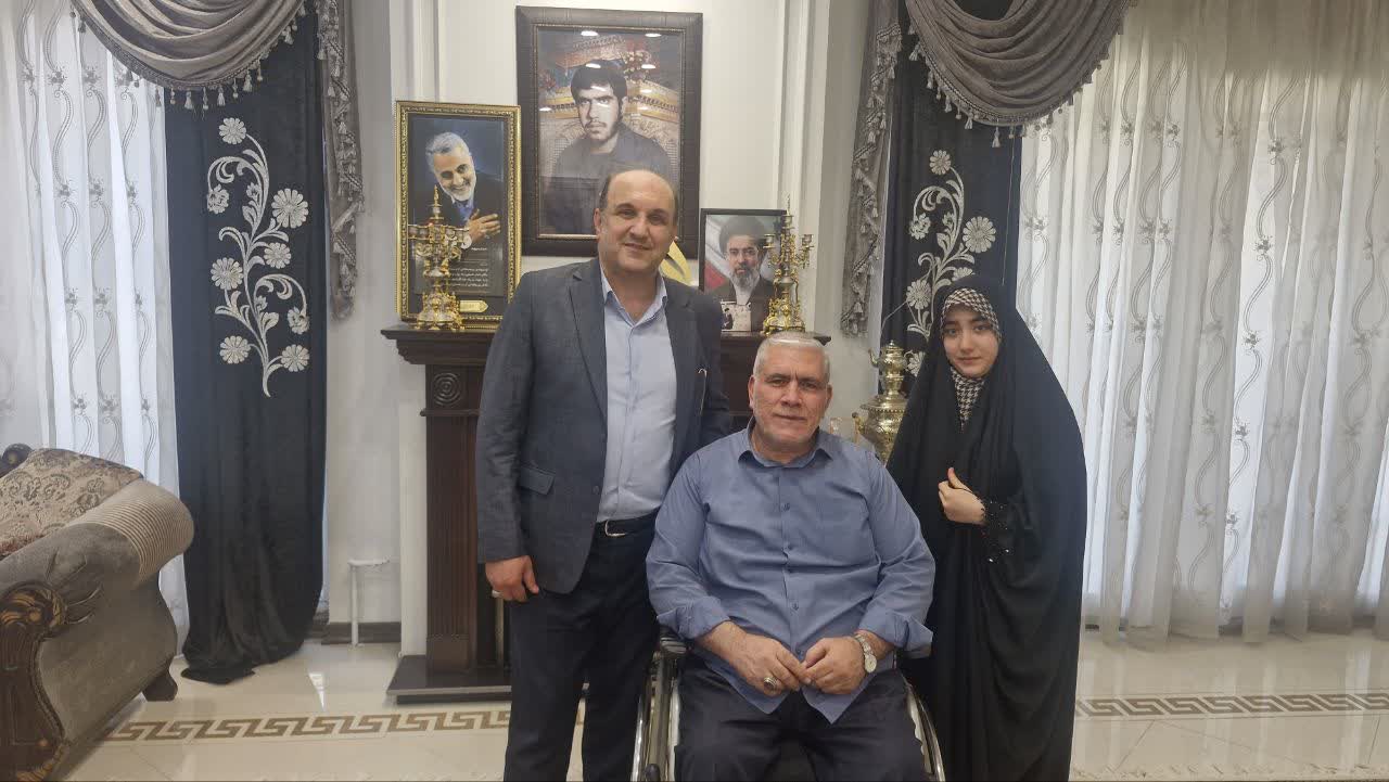 مسئولان دانشگاه آزاد ورامین از جانباز  70 درصد تجلیل کردند