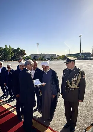 پزشکیان با بدرقه معاون اول عازم هندوستان شد