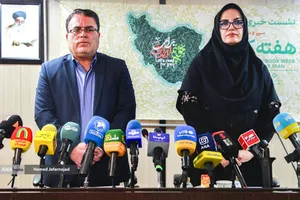 آزاده نظر بلند دبیرکل نهاد کتابخانه های عمومی کشور و ابراهیم حیدری مدیرعامل خانه کتاب و ادبیات ایران در نشست سی و سومین دوره هفته کتاب