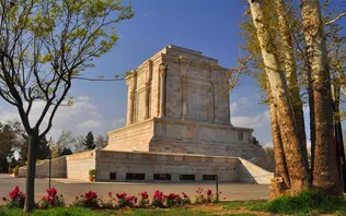 سند مالکیت آرامگاه فردوسی پس از 60 سال صادر شد