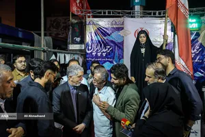 پرچم&zwnj;داری وزیر ارشاد در چهاراه ولیعصر(عج)