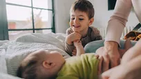 هم‌زمانی عصبی مادر با فرزندانش فارغ زبان و گویش است