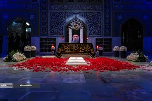 حضور مردم عزادار برای زیارت مزار مطهر رهبر شهید انقلاب در رواق دارالذکر
