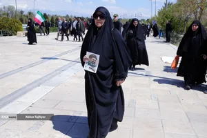 نمازگزاران جمعه در مرقد مطهر امام راحل(ره)