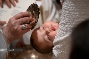 پاپ فرانسیس همزمان با جشن تعمید خداوند در واتیکان، نوزادی را غسل تعمید می دهد