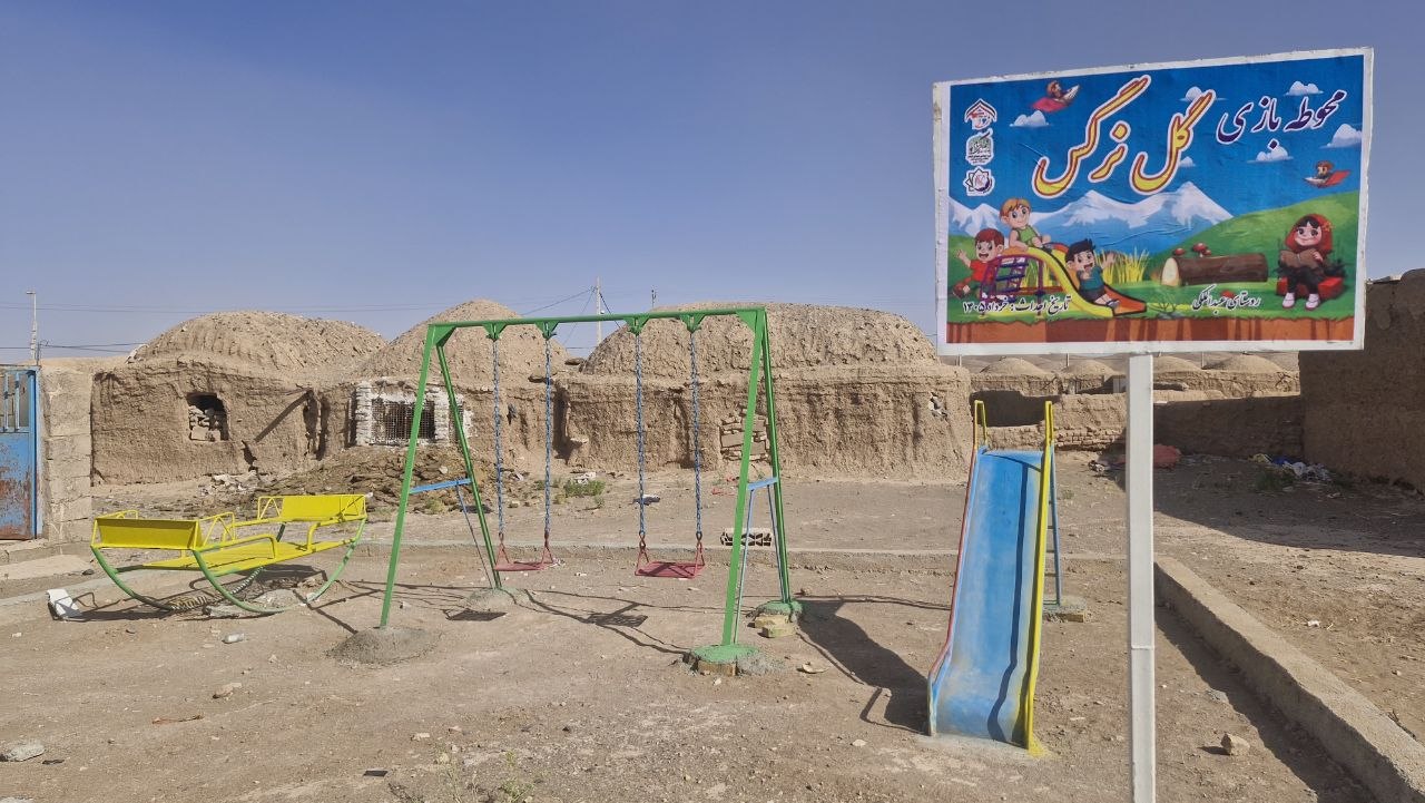 عیدیِ جهادگران به دانش‌آموزان عبدالملکی؛ مدرسه‌ای که با عطر رهبر شهید بنا شد