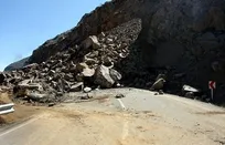 انسداد آزادراه قزوین-رشت به علت ریزش کوه