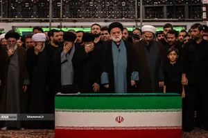  مراسم اقامه نماز بر پیکر مطهر رهبر شهید انقلاب در حرم رضوی 