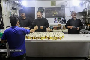 پیاده روی زائرین اربعین حسینی به یاد رهبر شهید انقلاب