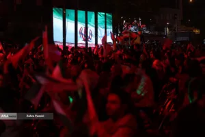 رونمایی از مجسمه &laquo;زانو زنندگان برابر ایران&raquo; در میدان انقلاب اسلامی