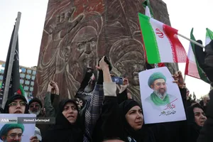 بیعت مردم با آیت&zwnj;الله سید مجتبی خامنه&zwnj;ای سومین رهبر جمهوری اسلامی ایران