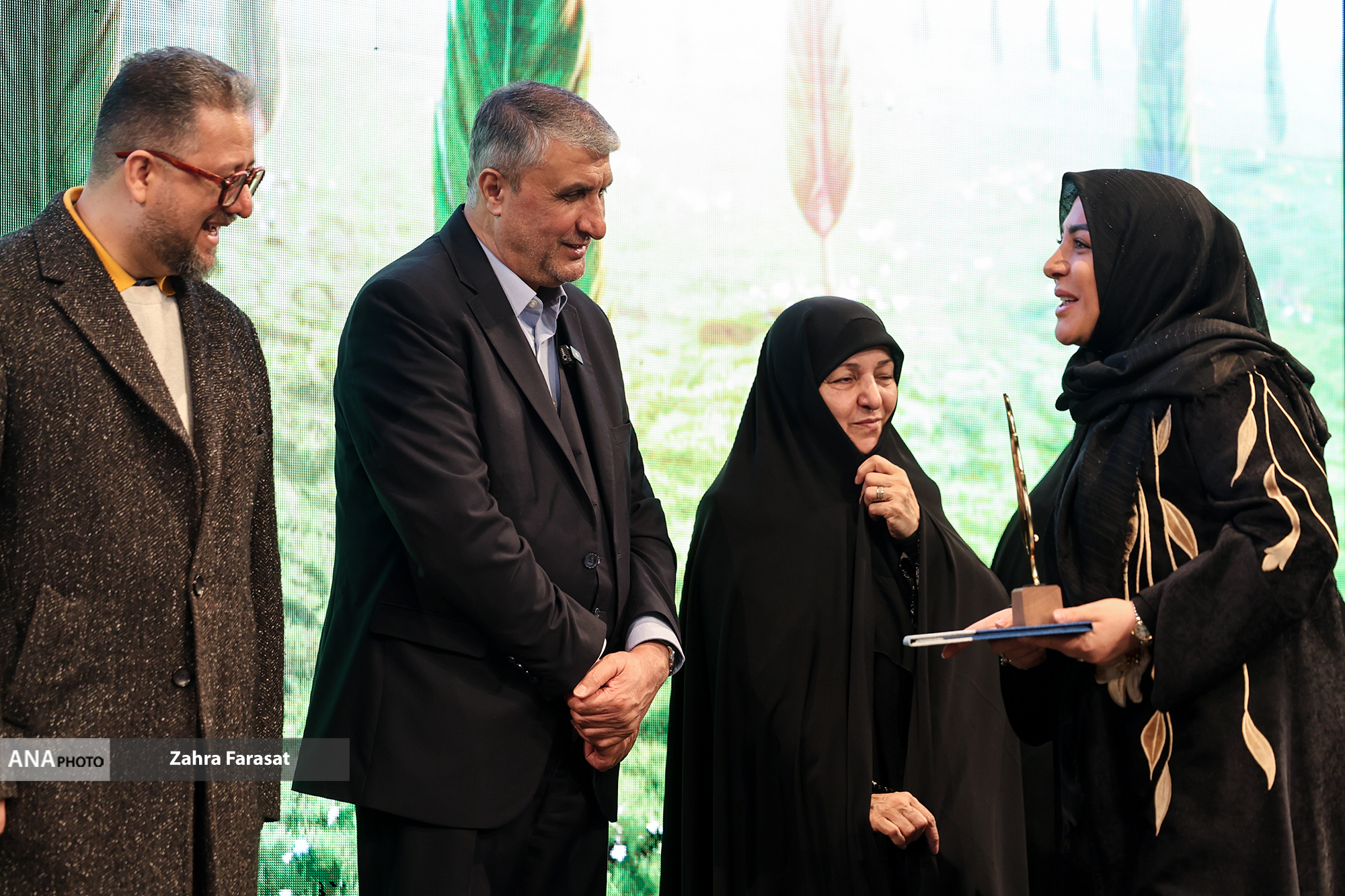 برگزیدگان جایزه ملی پیشرفت معرفی شدند/ رهبر معظم انقلاب: به راویان پیشرفت افتخار و آنها را دعا می‌کنم