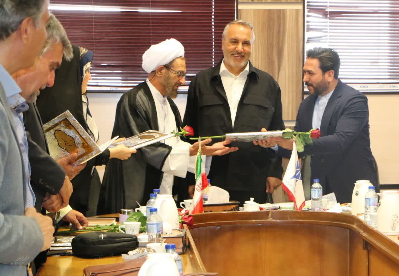 امروز کسی دلسوز مملکت است که حل مسئله کند