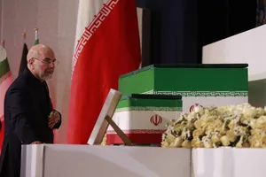 ادای احترام مقامات به رهبر شهید