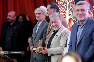 دهمین دوره جایزه ملی ایثار با حضور دکتر بیژن رنجبر 
