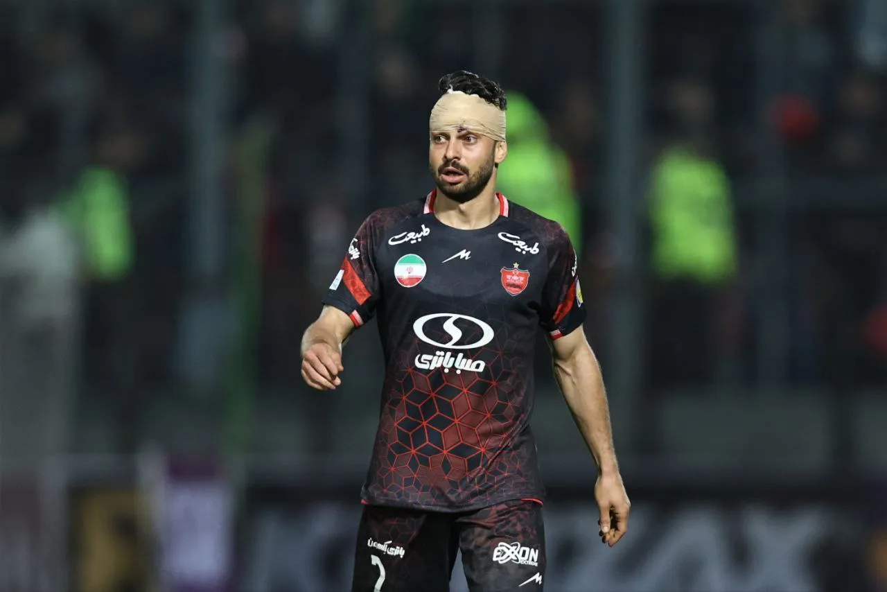 سروش رفیعی پس از برخورد با مرتضی پورعلی گنجی در بازی نساجی پرسپولیس
