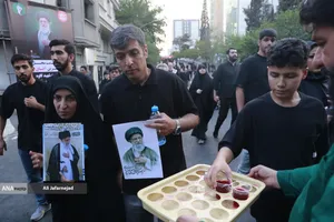 حرکت مردم عزادار بسمت مصلی تهران برای وداع با رهبر شهید انقلاب