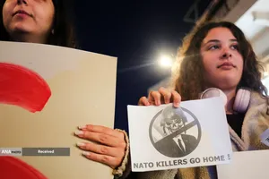 بحران جهانی - همزمان با افزایش تنش&zwnj;ها با ایران، در جزیره&zwnj;ای در یونان علیه پهلوگیری ناو هواپیمابر آمریکایی تظاهرات برگزار شد