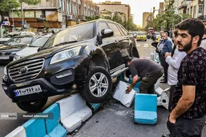 برخورد عجیب خودرو با جدول