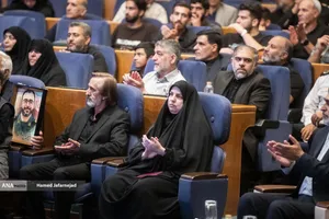 حضور خانواده شهدا در مراسم بزرگداشت شهدای رسانه در نبرد با رژیم صهیونیستی