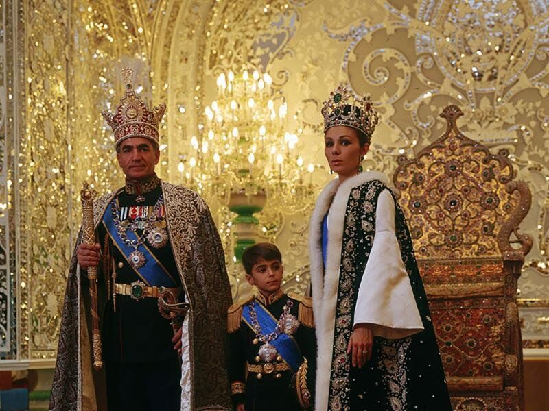 توسعه به سبک شاه خودکامه! / اصلاحات وابسته و فاسد چگونه پهلوی را به باد داد؟