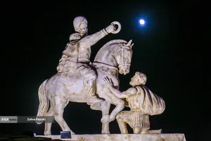 رونمایی از مجسمه &laquo;زانو زنندگان برابر ایران&raquo; در میدان انقلاب اسلامی