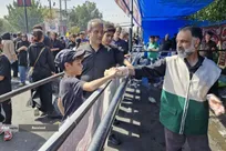 پذیرایی خادمیاران و یاوران رضوی در اربعین حسینی