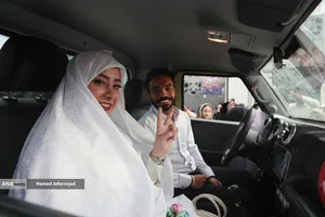 مراسم جشن عروسی زوج های جان فدا همزمان با سالروز ازدواج حضرت زهرا و حضرت علی در میدان امام حسین