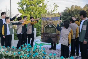 اهتزاز بزرگترین پرچم علوی بر فراز تهران