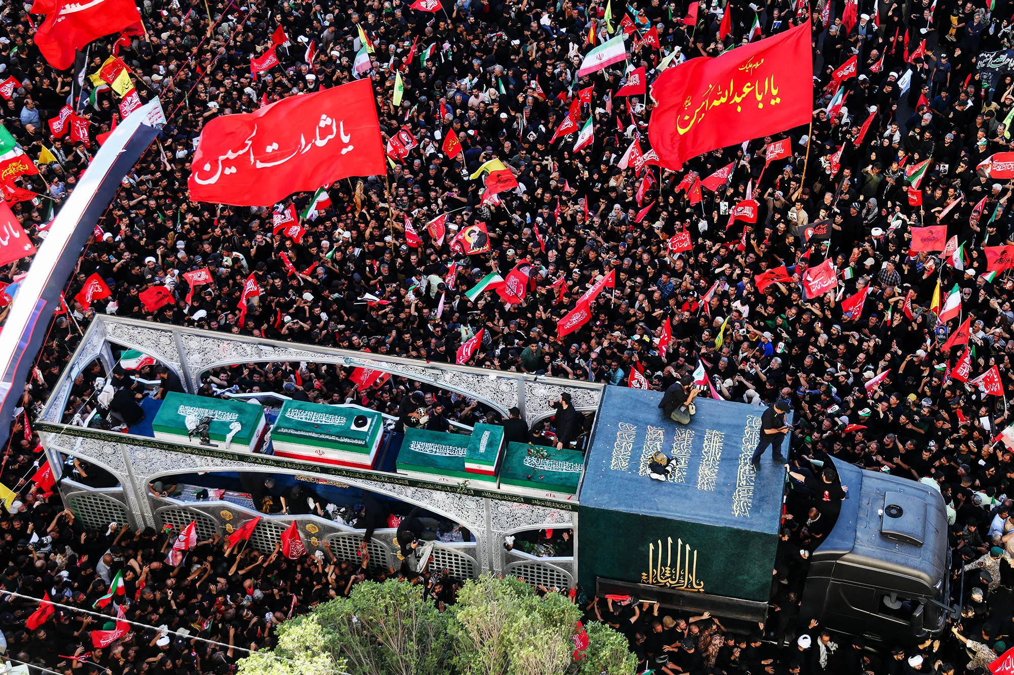 تشییع پیکر مطهر آقای شهید ایران و خانواده ایشان در مشهد