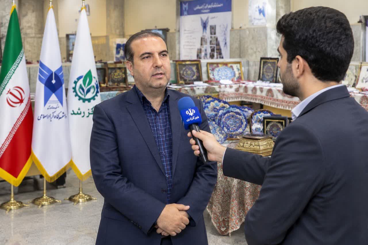 نمایش نوآوری و هنر در بازارچه صنایع خلّاق مرکز رشد دانشگاه آزاد اسلامی لنجان
