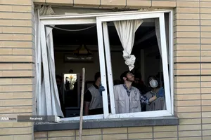 در پی تجاوز جنایتکاران آمریکایی-صهیونی به مناطق مسکونی اصفهان، گروه های جهادی از لحظات ابتدایی وقوع این جنایت، در کنار امدادگران مشغول خدمت رسانی، آواربرداری و بازسازی منازل آسیب دیده مردم هستند.