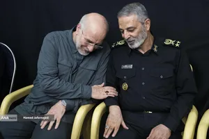 محمدباقر قالیباف رئیس مجلس شورای اسلامی و سرلشکر سیدعبدالرحیم موسوی رئیس ستادکل نیروهای مسلح در مراسم گرامیداشت چهلمین روز درگذشت شهید سپهبد محمد باقری (محمد حسین افشردی) و همسر وی ( اشرف افشردی) و دختر این فرمانده عزیز (فرشته افشردی)