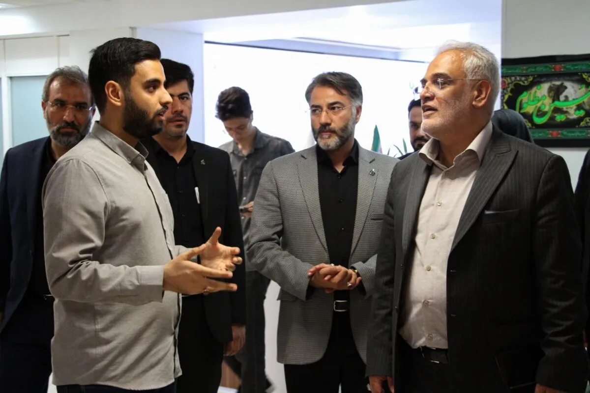 بازدید رئیس دانشگاه آزاد اسلامی از خانه خلاق هومیآنا