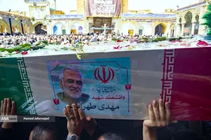 تشییع و تدفین پیکر مطهر دانشمند هسته&zwnj;ای شهید محمدمهدی طهرانچی رییس دانشگاه آزاد اسلامی و همسر گرانقدرش شهیده مژگان قراویری در حرم حضرت عبدالعظیم حسنی(ع)
