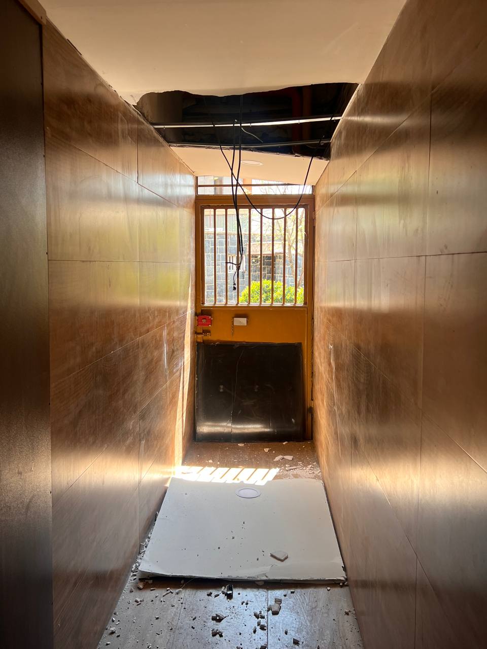 آسیب به ساختمان فدراسیون بوکس در پی موج انفجار ناشی از اصابت موشک+تصاویر