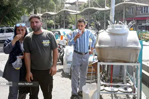 نوشیدن آب در گرمای تابستان