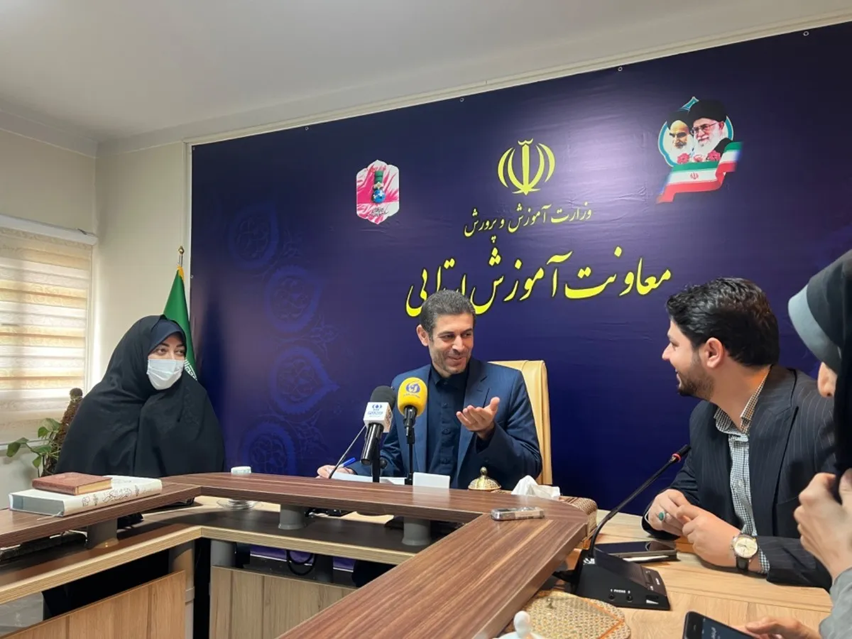 هیچگونه تکالیف متمرکزی به‌صورت یکسان برای تمام مدارس وجود ندارد