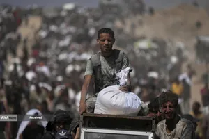 مردم گرسنه غزه برای رسیدن به کمک&zwnj;های غذایی، کیلومترها پیاده&zwnj;روی می&zwnj;کنند