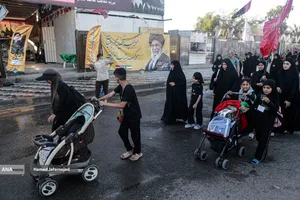 پیاده روی زائرین اربعین حسینی به یاد رهبر شهید انقلاب