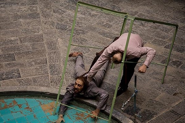 نترسیدم، اما از تنهایی به خدا پناه بردم!/ ایستاده، چون سرو در لانه کفتاران