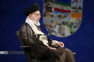 قائد الثورة الاسلامية لدى استقباله  جمعا من علماء وخبراء ومسؤولي قطاع الصناعة النووية في البلاد