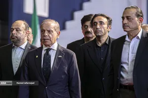 ادای احترام مقامات و مسئولان خارجی به پیکر امام شهید 