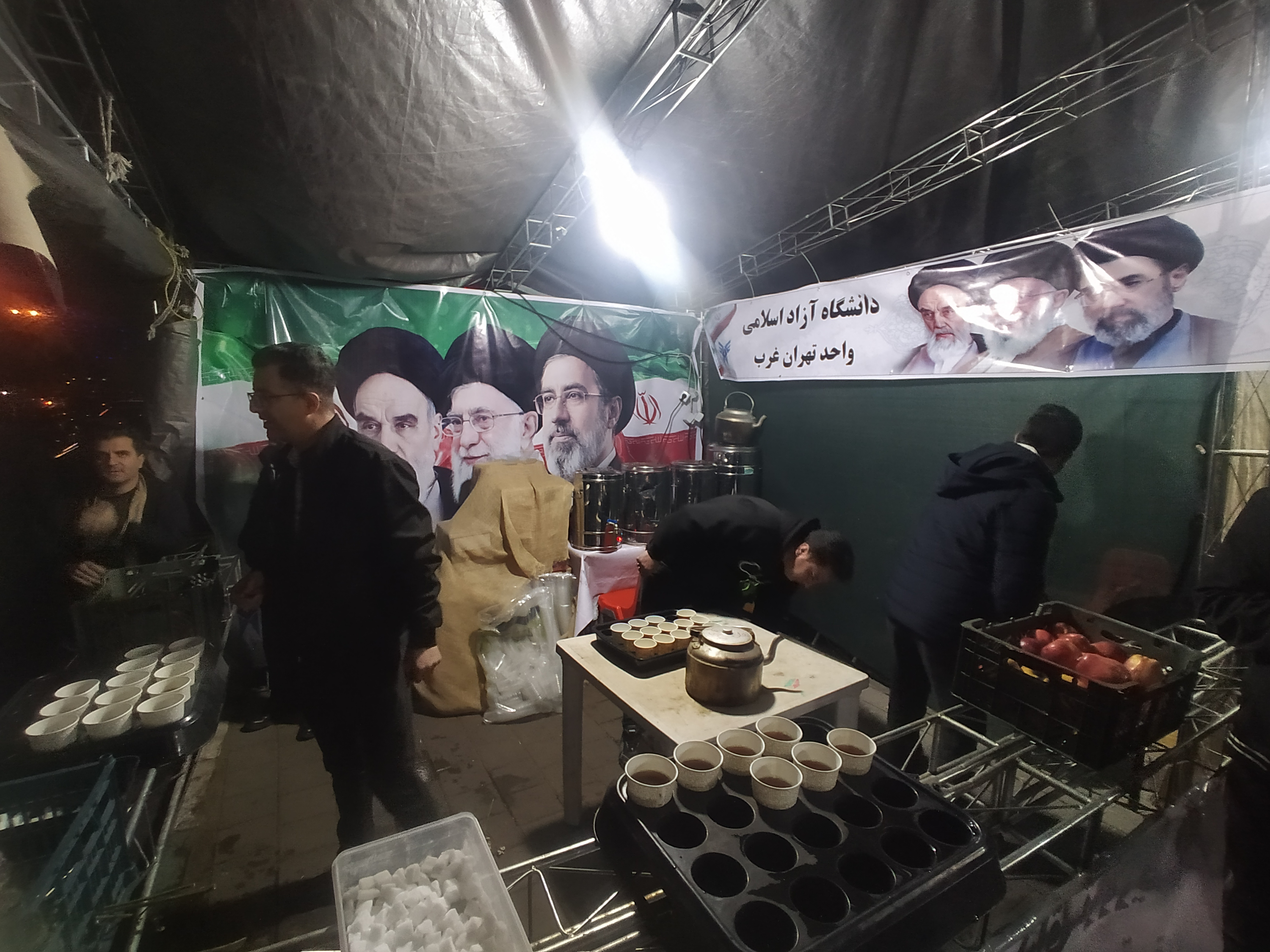 حضور پرشور دانشگاهیان و مردم در میعادگاه شبانه واحد تهران غرب حضور پرشور دانشگاهیان و مردم در میعادگاه شبانه واحد تهران غرب