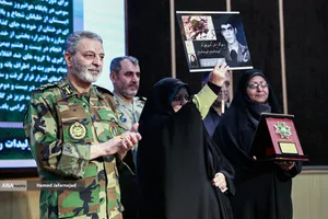 اعطای نشان فداکاری به خانواده&zwnj;های پنج شهید ارتش توسط سرلشکر سیدعبدالرحیم موسوی فرمانده کل ارتش 