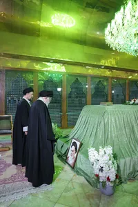 حضور رهبر انقلاب در حرم حضرت امام خمینی(ره)