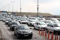 ترافیک سنگین در آزادراه قزوین - کرج - تهران/ برف و باران در جاده های ۱۵ استان