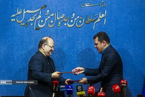 امضای تفاهم&zwnj;نامه معاونت علمی و پتروشیمی خلیج فارس با حضور محمد شریعتمداری مدیرعامل هلدینگ خلیج فارس و حسین افشین معاون علمی، فناوری و اقتصاد دانش&zwnj;بنیان رئیس جمهور