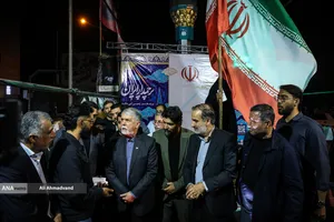 پرچم&zwnj;داری وزیر ارشاد در چهاراه ولیعصر(عج)