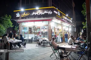 حضور مردم در رستوران ها و غذاخوری ها در شب های تهران 